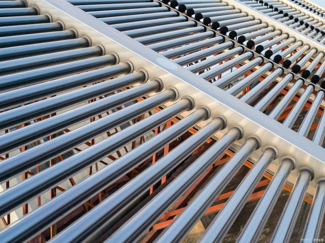 真空管型太阳能集热器 太阳能热利用的核心产品与技术解析